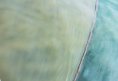 纜繩兩側(cè)，污染較重的海水與污染較輕的海水涇渭分明。
