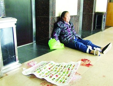 電梯里擠滿老人，猛地一顛，迅速墜落。