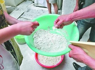 在一家米線加工作坊內(nèi)，執(zhí)法人員發(fā)現(xiàn)一個盆內(nèi)盛著白色的粉狀物，其中還有不少結(jié)塊