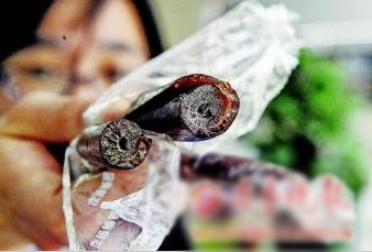 保質(zhì)期還有8個月,果丹皮竟然發(fā)霉長了毛。