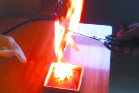 兩元錢的手套燃燒時煙絮大，燃燒后呈顆粒狀