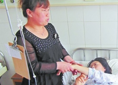 家人正在給初女士按摩，并不時(shí)開(kāi)導(dǎo)她。