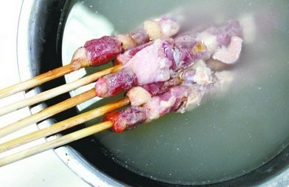 肉串泡在熱水中后，清水變成了'濃湯'。