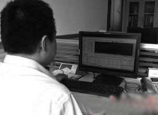 民警正在查看證據,錄像是受害人錄制的交易過程。