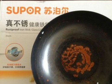 使用三天后的蘇泊爾“真不銹”鍋，銹跡斑斑。