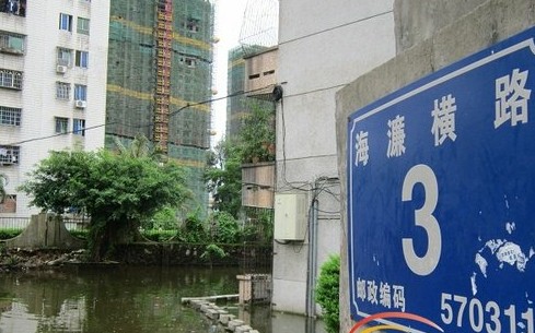 海濂橫路3號正門口，一眼望去全部是水，第一棟樓的居民們自行用大磚頭鋪路