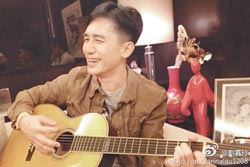 梁朝偉在生日派對表演自彈自唱，逗得在場好友哈哈大笑