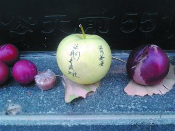 海大孔子像前擺滿(mǎn)貢品 學(xué)生祭拜求不掛科