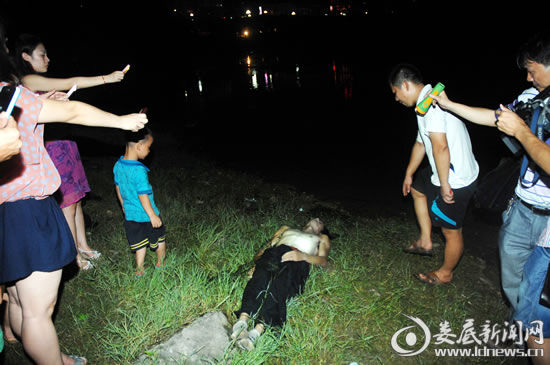 7月3日，婁底市孫水河公園河段，一名27歲的小伙子勇救一家三口卻溺水身亡。(吳永華/攝影)