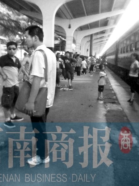 　因車廂停電，乘務(wù)員讓乘客下車透氣。網(wǎng)友陳克婷/供圖