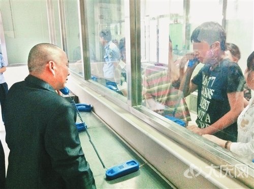 3年未見(jiàn)，父子倆見(jiàn)面時(shí)失聲痛哭