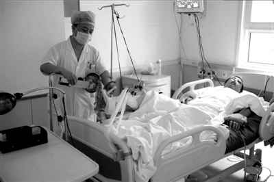 因救下自殺者而下肢重傷的李博亞在重癥監(jiān)護(hù)室內(nèi)接受救治。本報記者歐陽曉菲攝