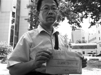 小傳旺舅爺拿到當(dāng)?shù)貦z察院5000元捐款。此前，小傳旺被人用充氣泵從肛門(mén)充氣造成重傷，進(jìn)京治療。新京報(bào)記者 李寧 攝