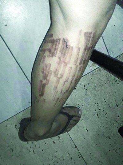 當(dāng)事人在這家美容院前接受采訪。