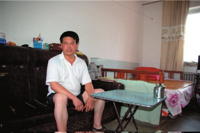 兒子被殺后，董恩悌一家搬出村子，在一個(gè)臨時(shí)地點(diǎn)蝸居了11年。