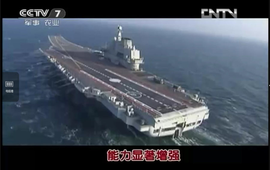 從空中航拍了航母大回旋試驗(yàn)的過程，氣勢(shì)壯觀。 