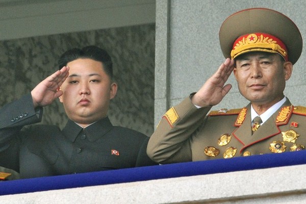 朝鮮人民軍總參謀長李英浩15日被免去一切職務(wù)。圖為金正恩左與李英浩合影的資料圖片。