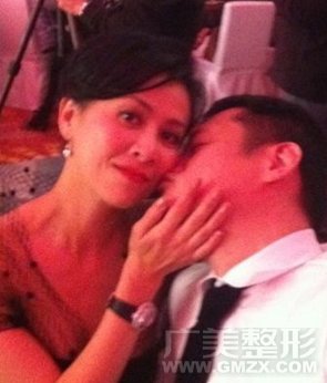 劉嘉玲露出惹火上圍，被張叔平趴在肩膀上膩歪，還被其親吻臉頰