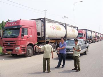 青島司機(jī)拉炸彈曬太陽(yáng)一問(wèn)三不知 30噸危險(xiǎn)化學(xué)品