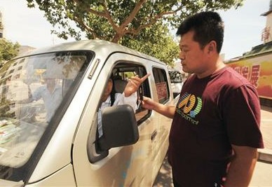 黑出租強(qiáng)行拉客坐地起價 醫(yī)院門口強(qiáng)行拉客