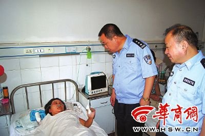 昨日，三原縣公安局局長赫虎中探望受害“的姐”