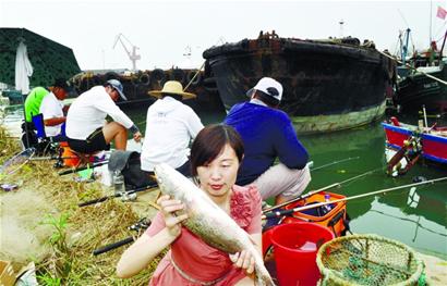 青島20人花50萬(wàn)元放生萬(wàn)條美國(guó)紅魚(yú) 百人瘋狂垂釣