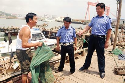 青島開(kāi)海首日遇滑鐵盧 撈到一只螃蟹兩只對(duì)蝦