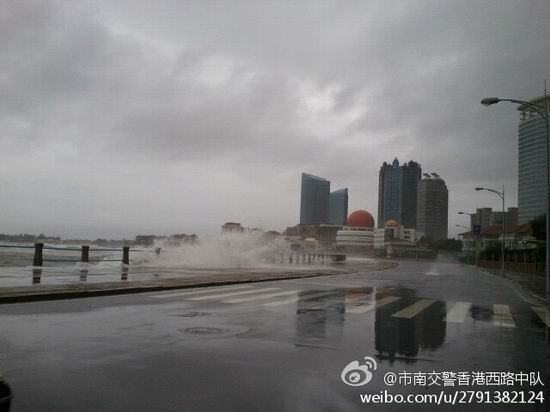 網(wǎng)友實(shí)拍臺(tái)風(fēng)達(dá)維影響下的青島