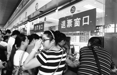 昨日，北京火車站售票大廳，很多旅客退票。 實習生 王飛 攝