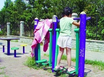 男童玩漫步機(jī)被砸掉倆指甲 幅度過(guò)大出意外