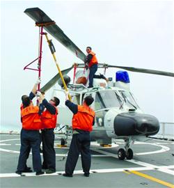 青島初中生士兵成軍艦直升機神醫(yī) 揭戰(zhàn)鷹保姆是怎樣煉成的