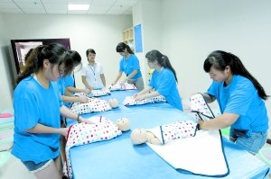 昨日，學(xué)生們正在進行給嬰兒穿衣服的訓(xùn)練。