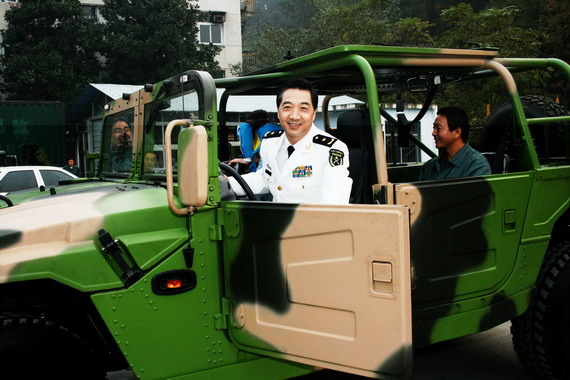 資料圖：張召忠現(xiàn)場乘坐解放軍“猛士”越野車。