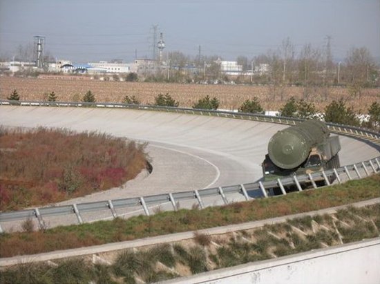資料圖：解放軍某種未知型號(hào)的機(jī)動(dòng)式導(dǎo)彈發(fā)射車試車，外界推測(cè)這就是DF-41洲際導(dǎo)彈系統(tǒng)使用的底盤(pán)