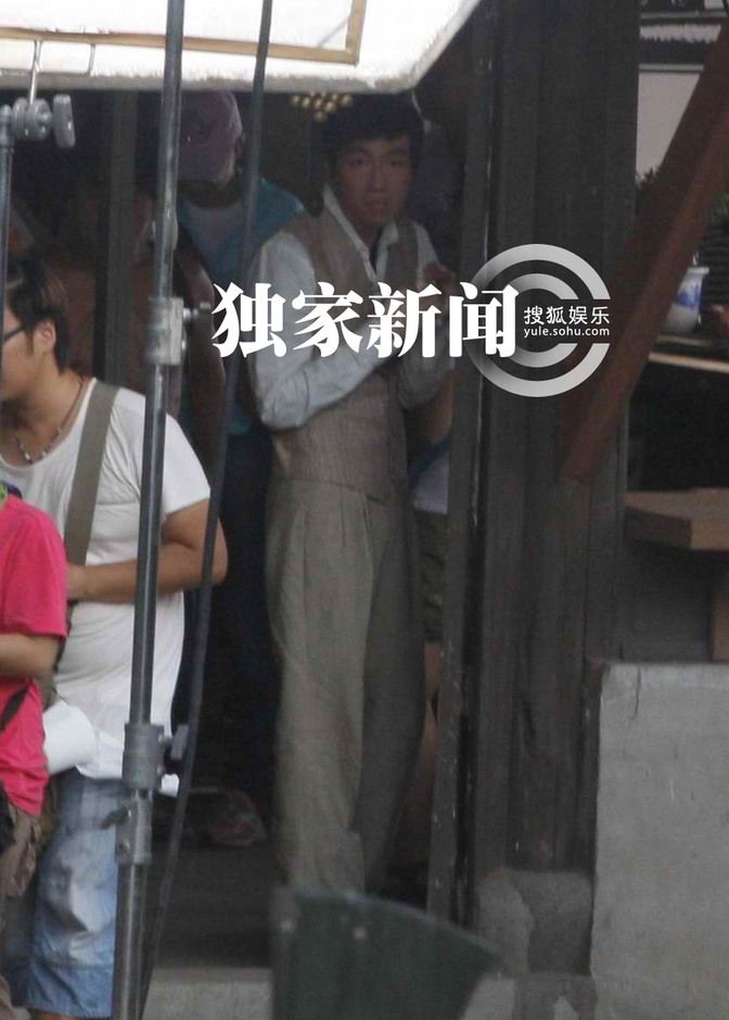俞灝明穿彈力衣復(fù)出拍戲 《春天》片場(chǎng)正面照曝光