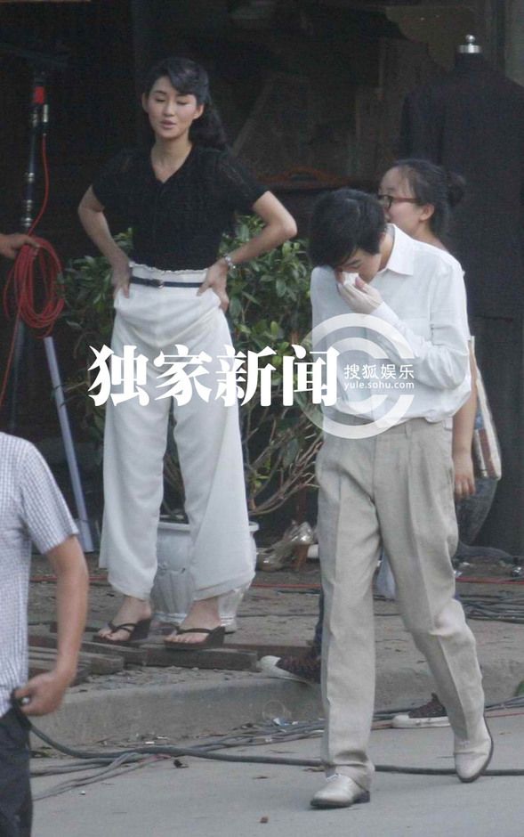 俞灝明穿彈力衣復(fù)出拍戲 《春天》片場(chǎng)正面照曝光