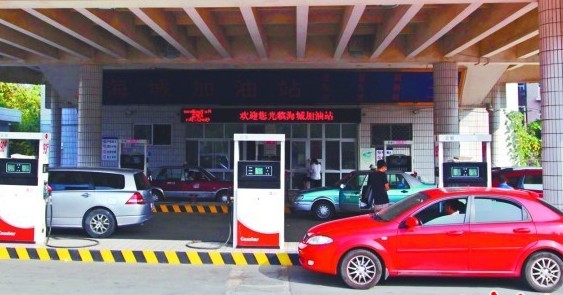 南京路一民營加油站油價(jià)有優(yōu)惠，不少車輛正在加油。