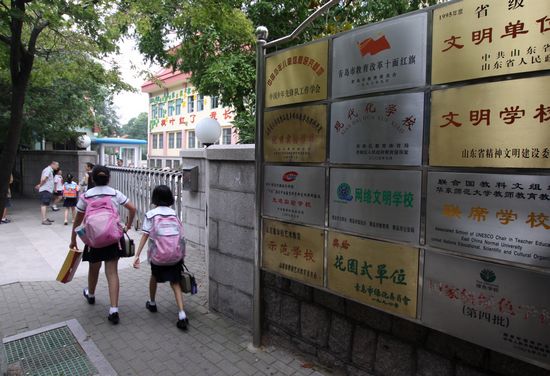青島百萬(wàn)中小學(xué)生今開(kāi)學(xué) 私家車堵癱馬路