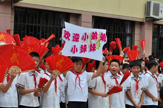 青島百萬(wàn)中小學(xué)生今開(kāi)學(xué) 私家車堵癱馬路