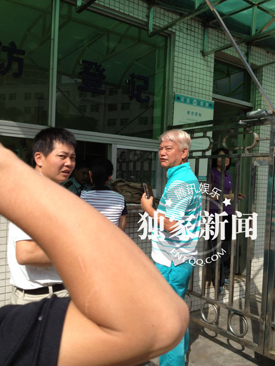 今日上午9點20分左右，陳百祥現(xiàn)身深圳市公安局經(jīng)濟犯罪偵查局