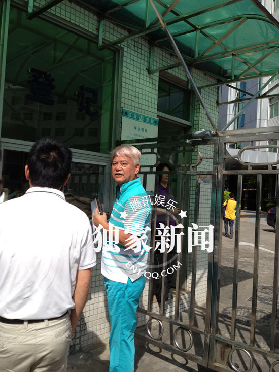 今日上午9點(diǎn)20分左右，陳百祥現(xiàn)身深圳市公安局經(jīng)濟(jì)犯罪偵查局