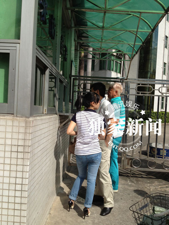 今日上午9點20分左右，陳百祥現(xiàn)身深圳市公安局經(jīng)濟犯罪偵查局