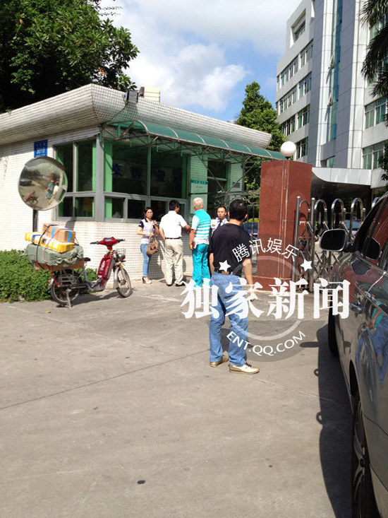 今日上午9點(diǎn)20分左右，陳百祥現(xiàn)身深圳市公安局經(jīng)濟(jì)犯罪偵查局