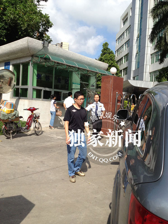 今日上午9點(diǎn)20分左右，陳百祥現(xiàn)身深圳市公安局經(jīng)濟(jì)犯罪偵查局