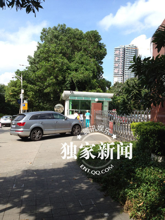今日上午9點20分左右，陳百祥現(xiàn)身深圳市公安局經(jīng)濟犯罪偵查局