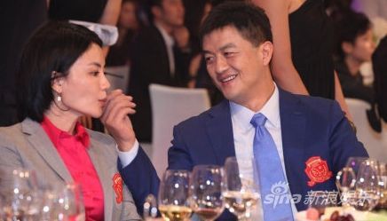 李亞鵬為王菲擦嘴，畫面有愛