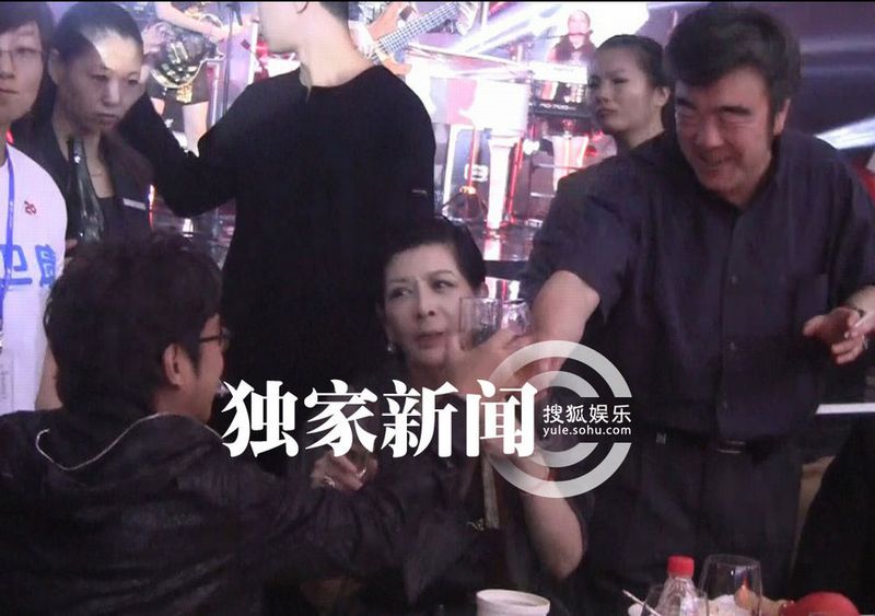 港臺(tái)大陸三地明星齊聚酒會(huì) 小S雷人熱舞high翻全場(chǎng)