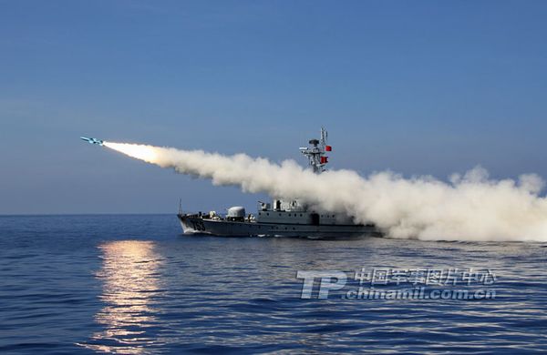 資料圖：南海艦隊某機動岸導團正在某合同對海攻擊演練中實射導彈。