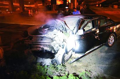 青島代駕撞車(chē)起火棄車(chē)逃跑 副駕駛車(chē)主骨折險(xiǎn)被燒死