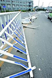青島出租車陷馬路小坑爆胎失控 護欄插透擋風(fēng)玻璃